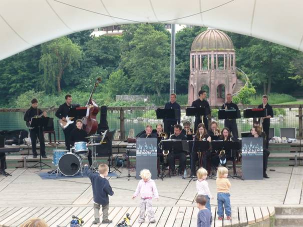 Für die Kleinen - 13. Juni 2010 - Auftritt Skyline Bigband im Seepark (16)